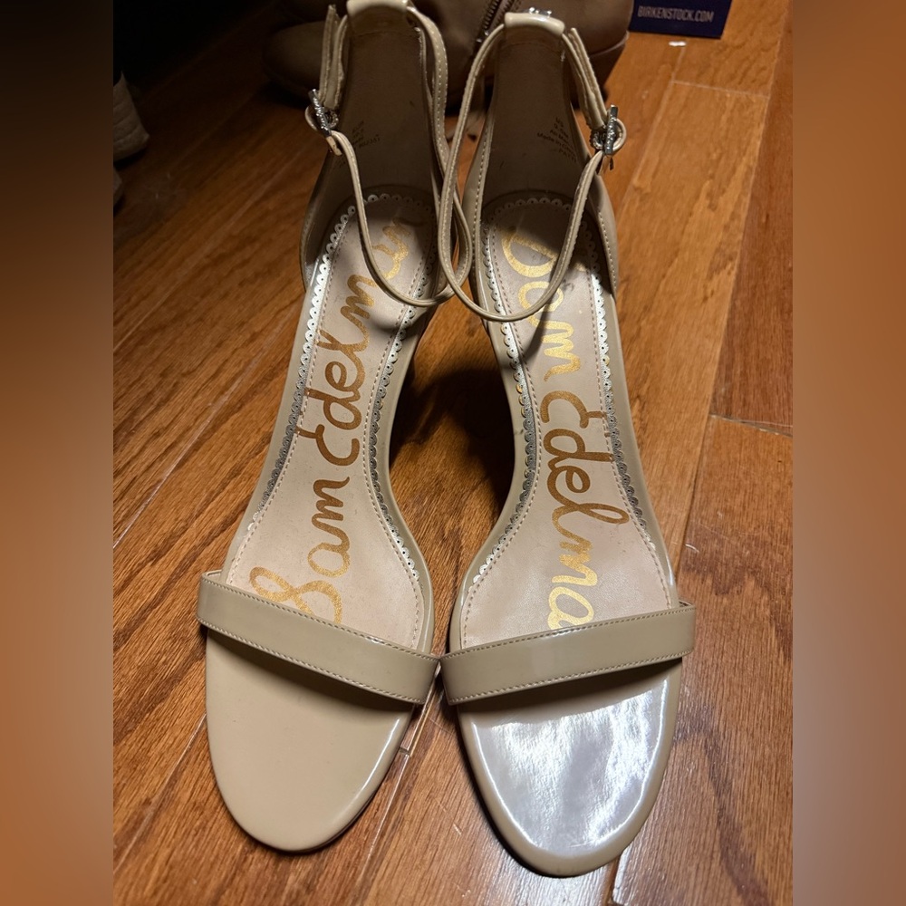 NWOT never worn Sam Edelman Women's Taupe Strappy Heels